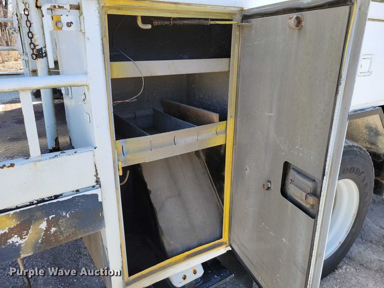 image for item EA2869 1991 Ford F800 bucket truck