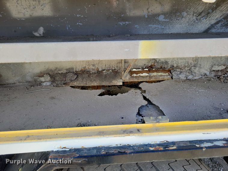 image for item EA2869 1991 Ford F800 bucket truck