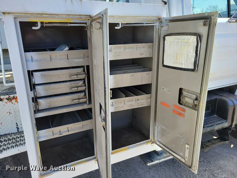 image for item EA2869 1991 Ford F800 bucket truck