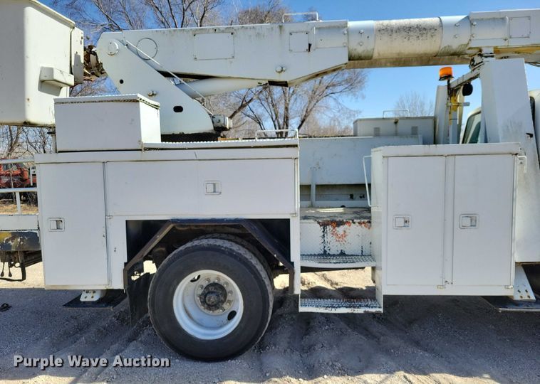 image for item EA2869 1991 Ford F800 bucket truck