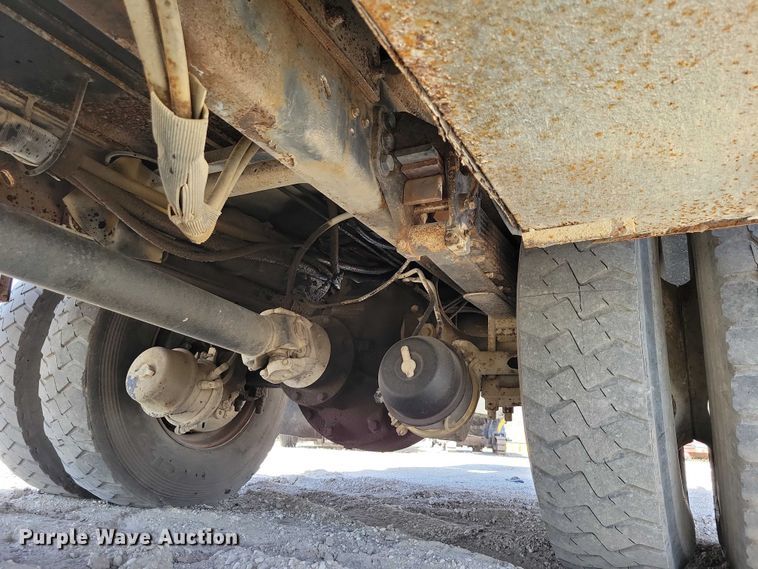 image for item EA2869 1991 Ford F800 bucket truck