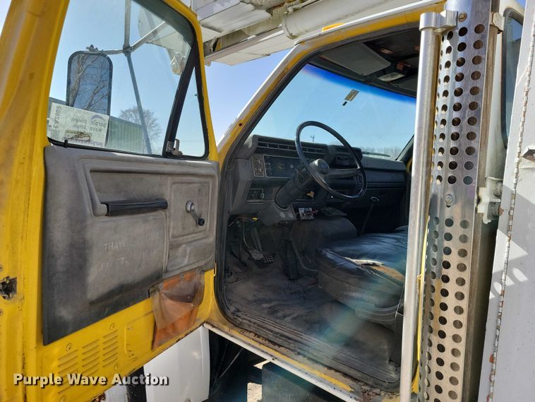 image for item EA2869 1991 Ford F800 bucket truck