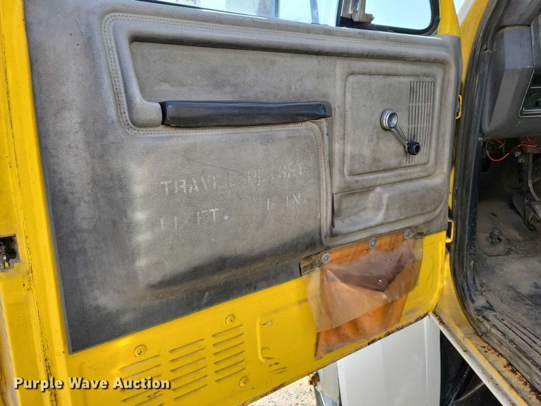 image for item EA2869 1991 Ford F800 bucket truck