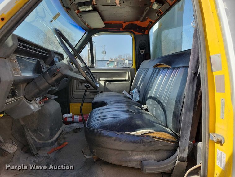 image for item EA2869 1991 Ford F800 bucket truck