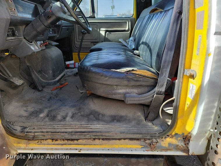 image for item EA2869 1991 Ford F800 bucket truck