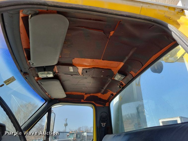 image for item EA2869 1991 Ford F800 bucket truck