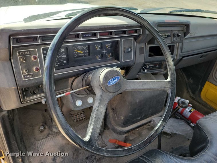 image for item EA2869 1991 Ford F800 bucket truck