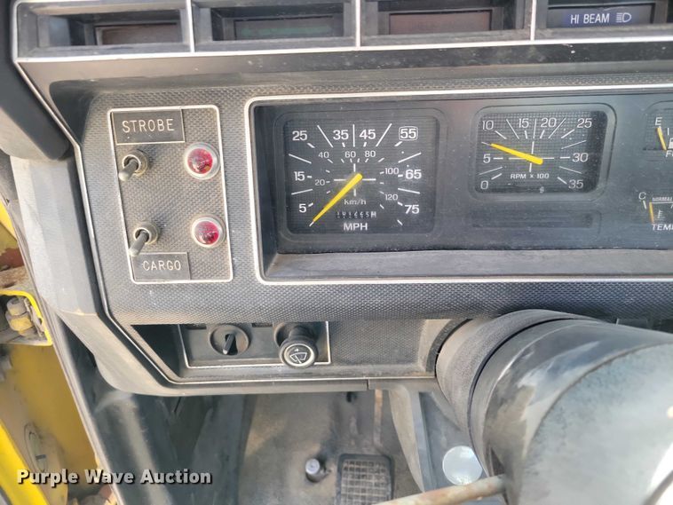 image for item EA2869 1991 Ford F800 bucket truck