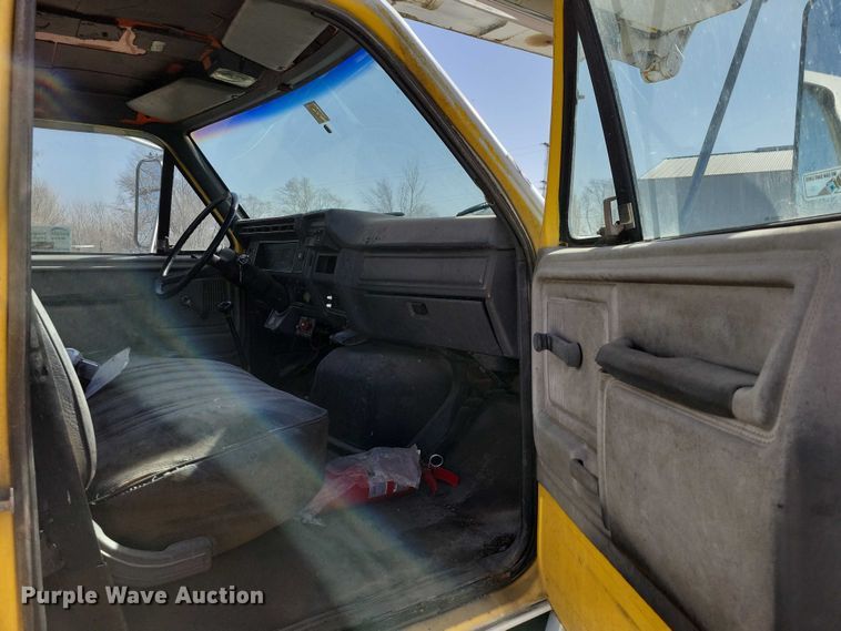 image for item EA2869 1991 Ford F800 bucket truck