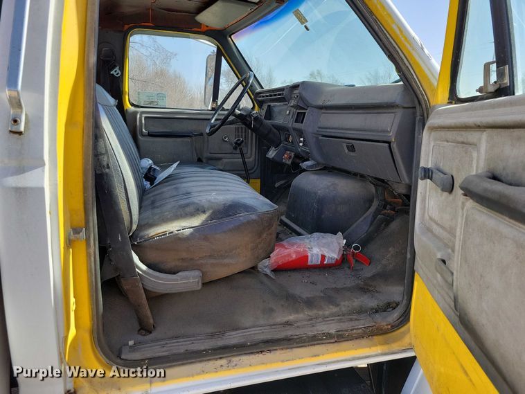 image for item EA2869 1991 Ford F800 bucket truck