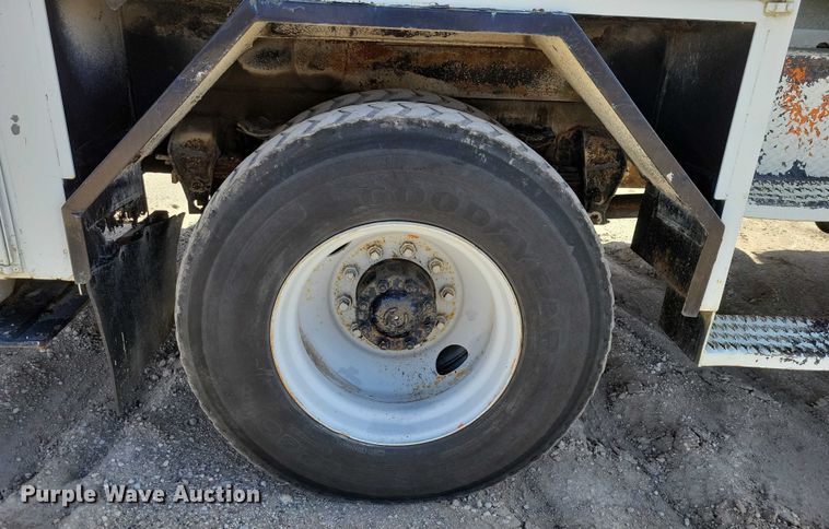 image for item EA2869 1991 Ford F800 bucket truck