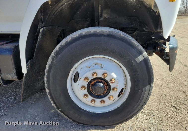 image for item EA2869 1991 Ford F800 bucket truck