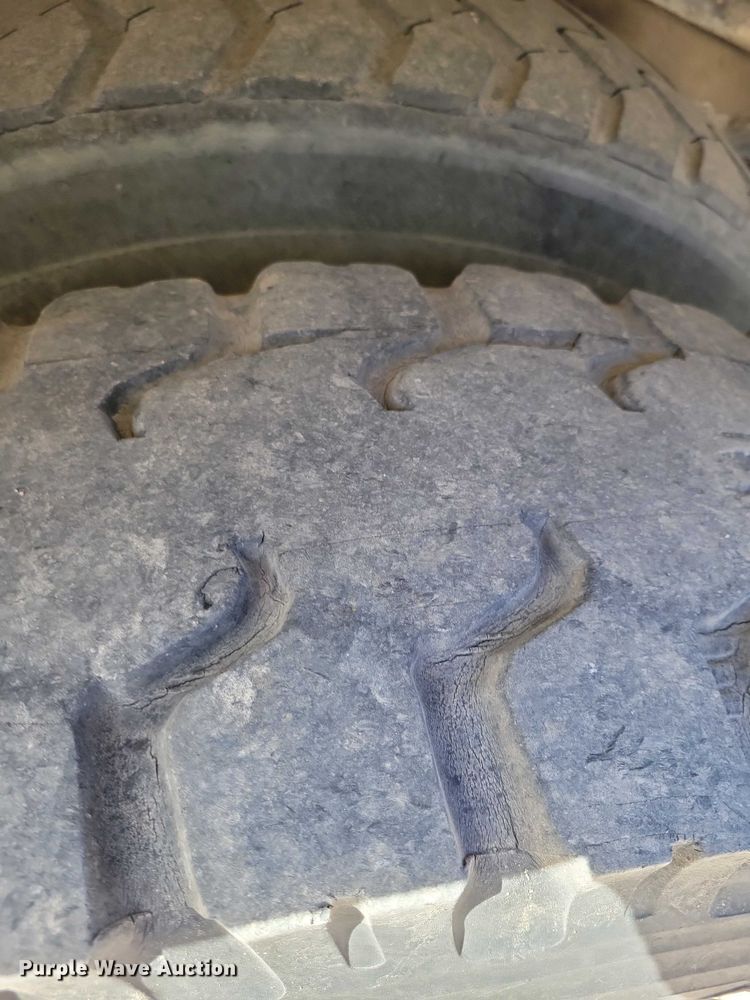 image for item EA2869 1991 Ford F800 bucket truck