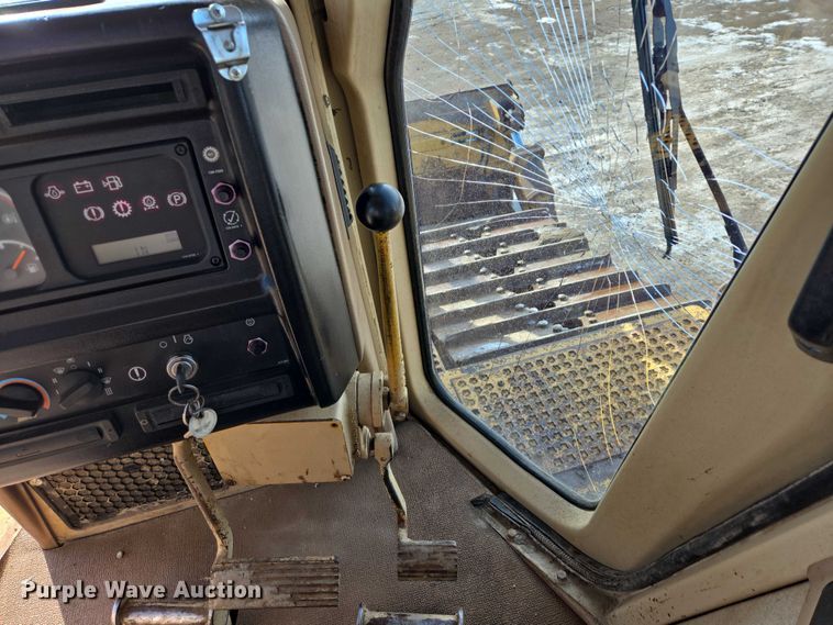 image for item EB1282 1998 Caterpillar D6R LGP dozer