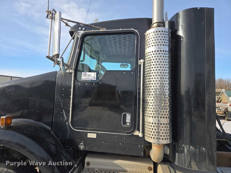 image for item EB1287 2007 Kenworth T800 semi truck