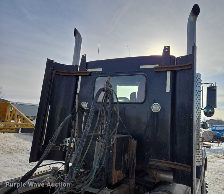 image for item EB1287 2007 Kenworth T800 semi truck