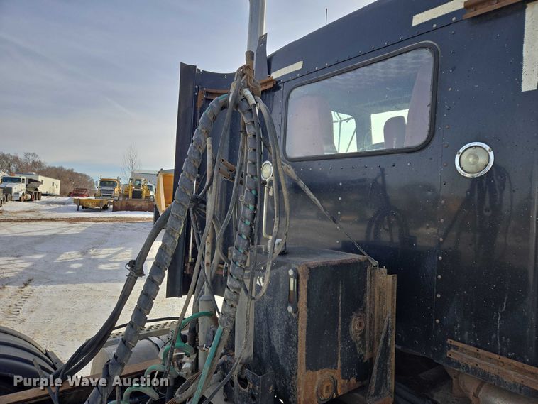 image for item EB1287 2007 Kenworth T800 semi truck