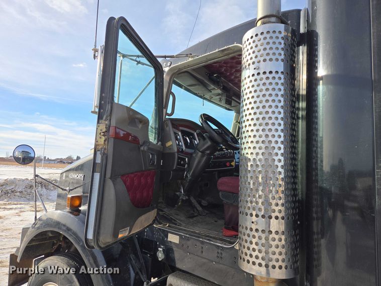 image for item EB1287 2007 Kenworth T800 semi truck