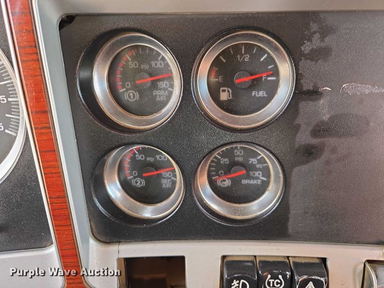 image for item EB1287 2007 Kenworth T800 semi truck