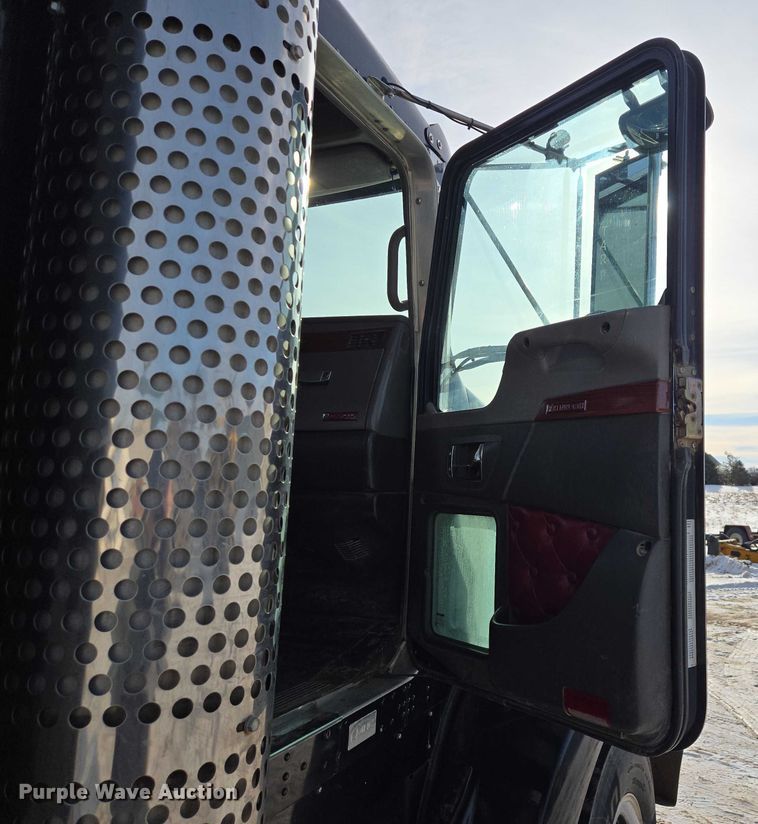 image for item EB1287 2007 Kenworth T800 semi truck