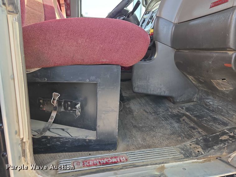 image for item EB1287 2007 Kenworth T800 semi truck