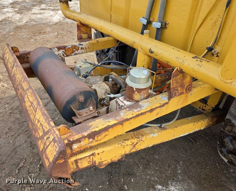image for item EB1289 1993 Caterpillar 613C water wagon