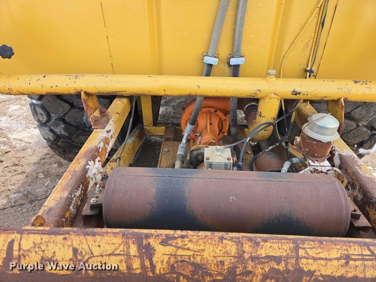 image for item EB1289 1993 Caterpillar 613C water wagon