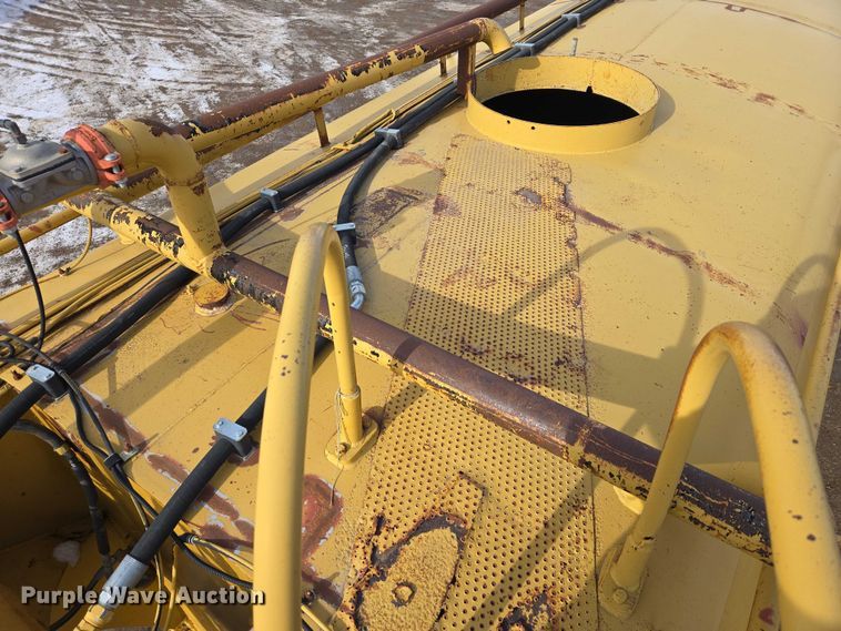 image for item EB1289 1993 Caterpillar 613C water wagon