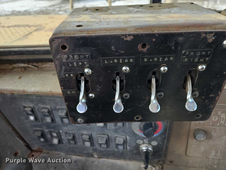 image for item EB1289 1993 Caterpillar 613C water wagon