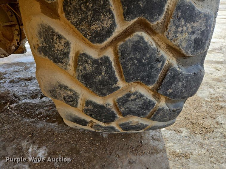 image for item EB1289 1993 Caterpillar 613C water wagon