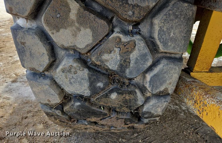 image for item EB1289 1993 Caterpillar 613C water wagon