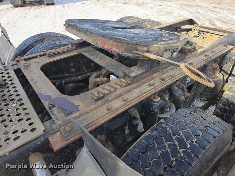 image for item EB1291 2001 Kenworth W900 semi truck