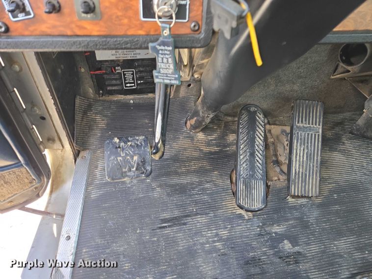 image for item EB1291 2001 Kenworth W900 semi truck