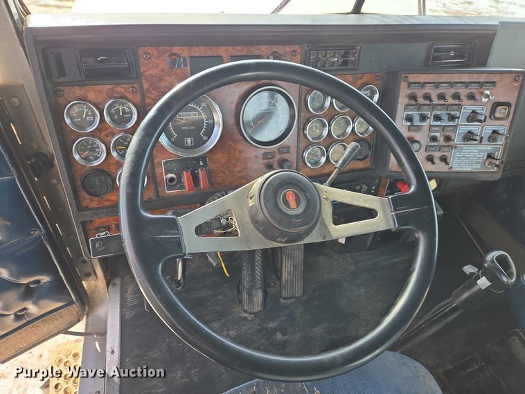 image for item EB1291 2001 Kenworth W900 semi truck