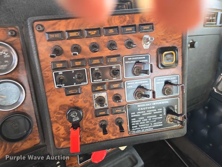 image for item EB1291 2001 Kenworth W900 semi truck