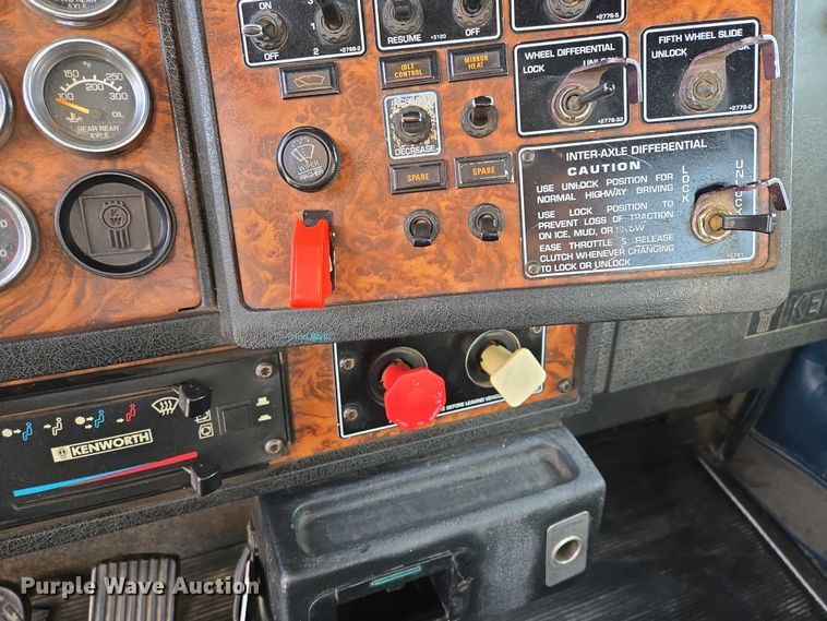 image for item EB1291 2001 Kenworth W900 semi truck