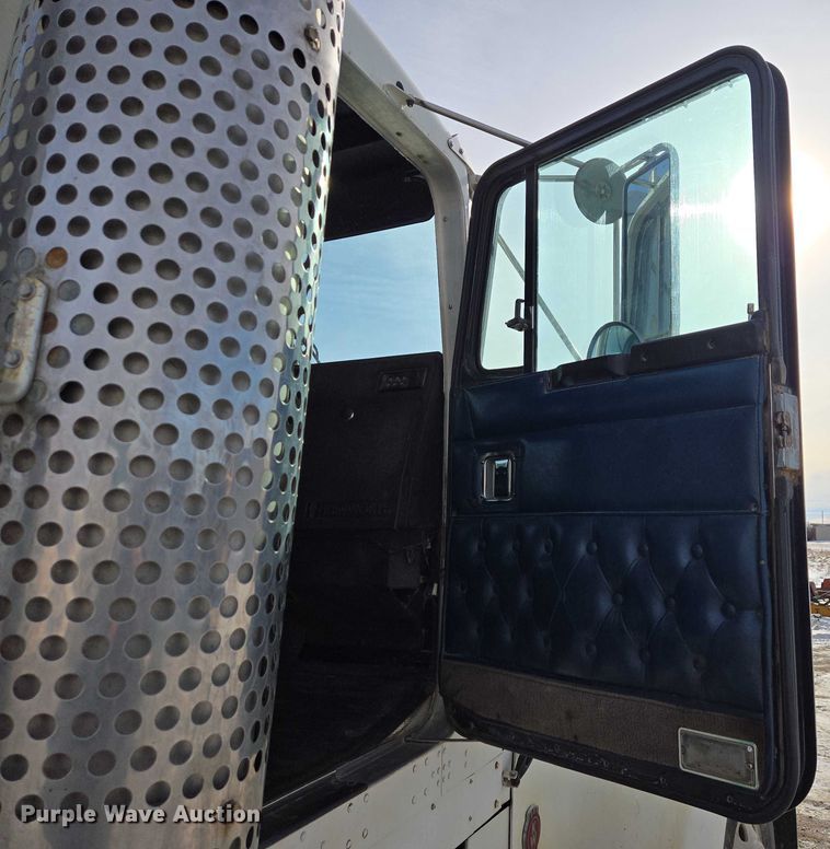 image for item EB1291 2001 Kenworth W900 semi truck