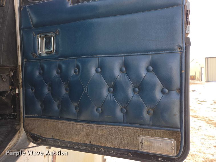 image for item EB1291 2001 Kenworth W900 semi truck