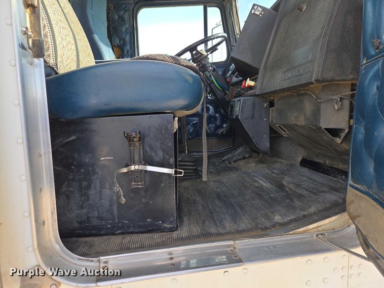 image for item EB1291 2001 Kenworth W900 semi truck