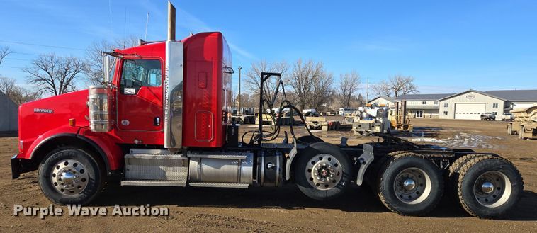 image for item EB1298 2021 Kenworth T800 semi truck