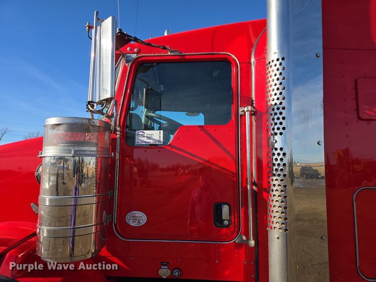 image for item EB1298 2021 Kenworth T800 semi truck