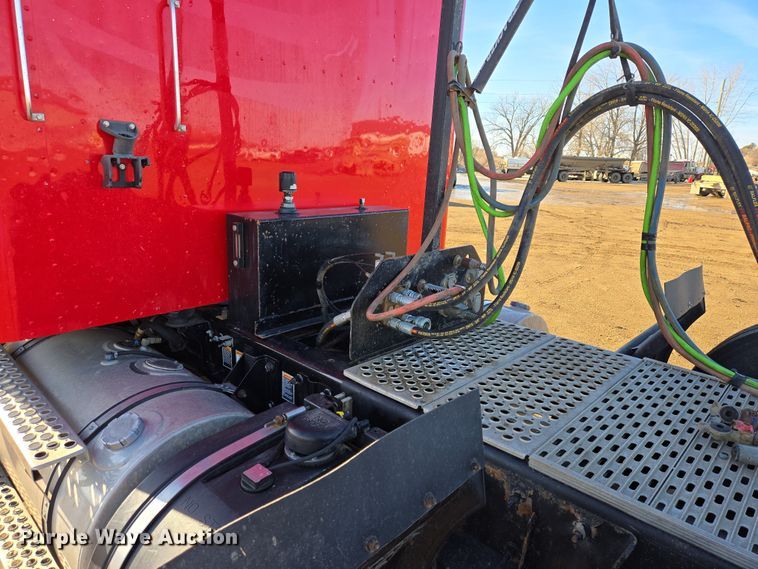 image for item EB1298 2021 Kenworth T800 semi truck