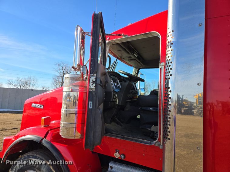 image for item EB1298 2021 Kenworth T800 semi truck