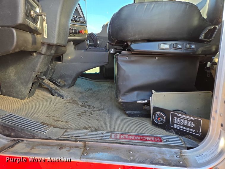 image for item EB1298 2021 Kenworth T800 semi truck