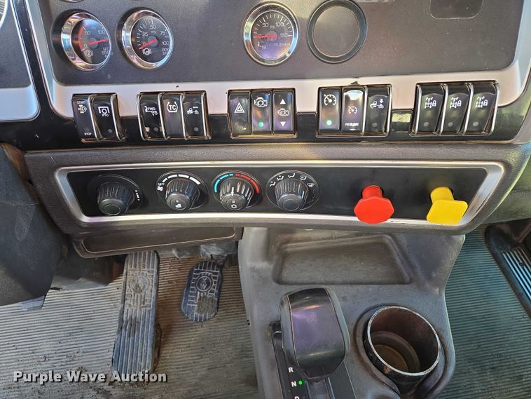 image for item EB1298 2021 Kenworth T800 semi truck