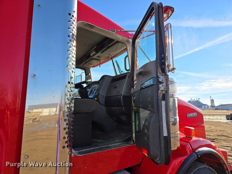image for item EB1298 2021 Kenworth T800 semi truck
