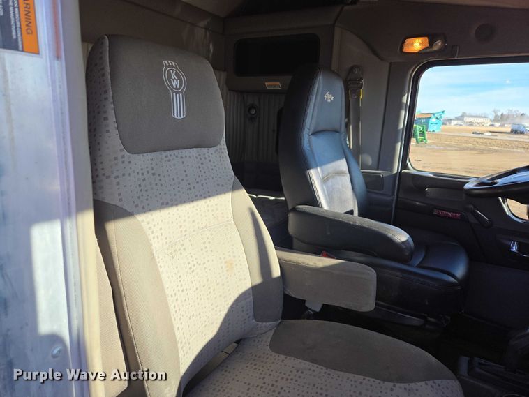 image for item EB1298 2021 Kenworth T800 semi truck