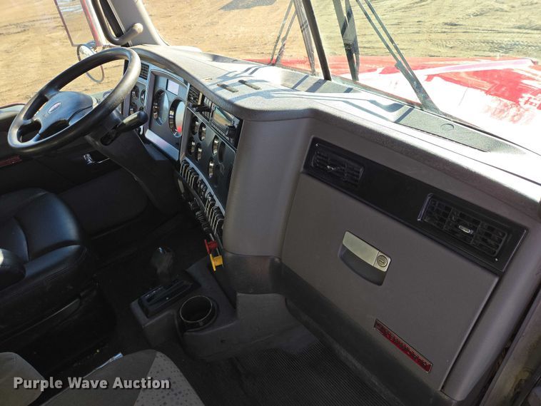 image for item EB1298 2021 Kenworth T800 semi truck