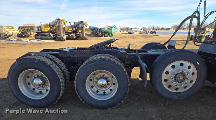 image for item EB1298 2021 Kenworth T800 semi truck