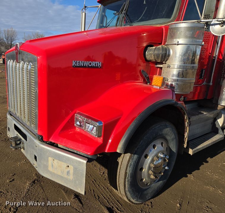 image for item EB1299 2022 Kenworth T800 semi truck